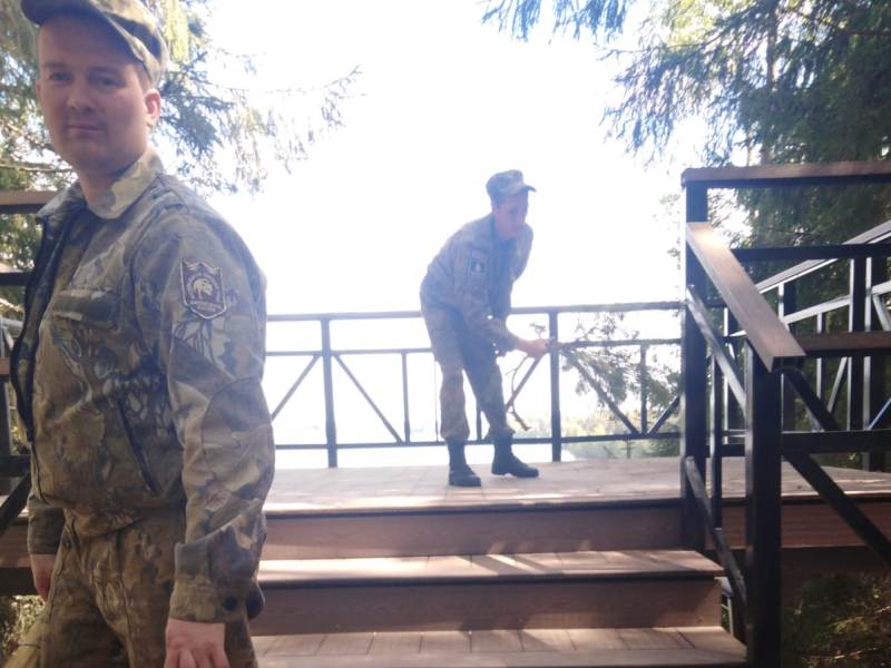Уборка мусора на экологической тропе "К истокам", на смотровой площадке на оз. Сапшо.