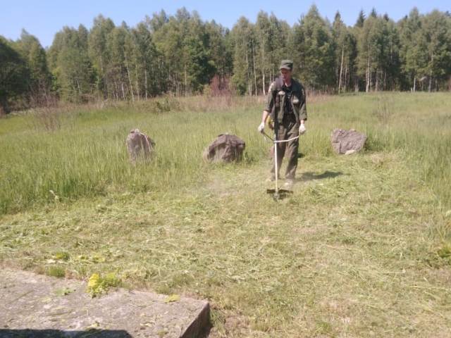 Обкашивание Памятного знака комсомольцам минёрам в ур. Гуки.