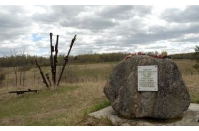 Памятный знак "Юным минёрам" у поля Кочегор д.Гуки
