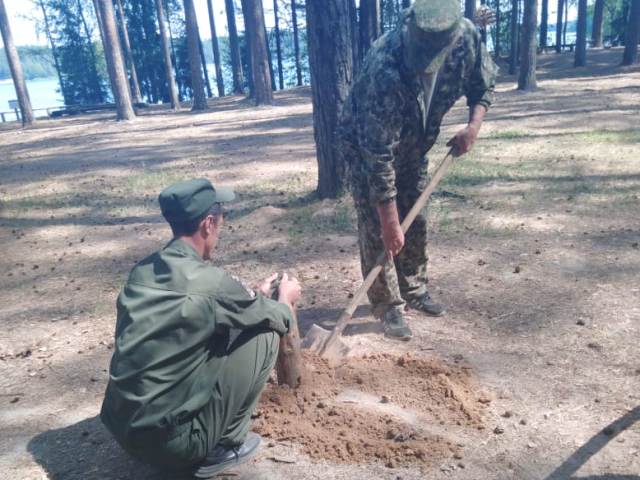 Установка столбов на туристической стоянке "Ровненький борок".