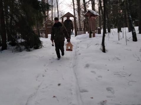 Размещение кормушек присланных в рамкам акции "Покормите птиц зимой" на территории национального парка.