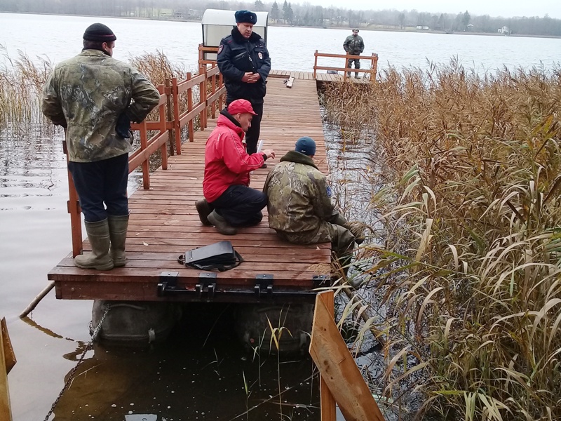 Cнос незаконно установленного плавучего сооружения на акватории озера Петровское