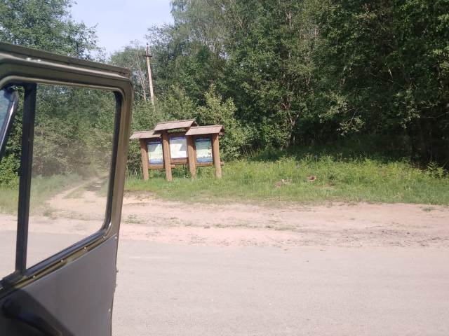 Демонтаж информационных знаков национального парка около вольера с лошадьми Пржевальского и на Воробьёвском перекрёстке.