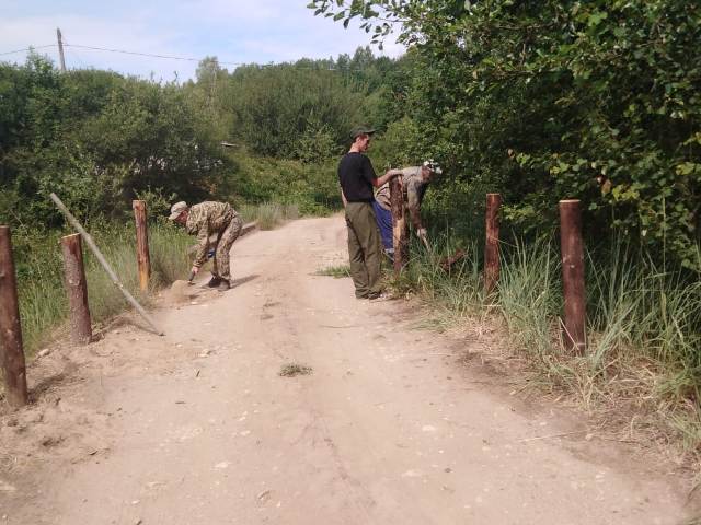 Установка ограждения по дороге на оз. Рытое.