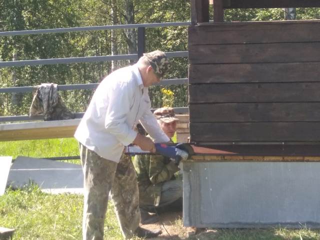 Ремонт подкормочной смотровой площадки для демонстрации зубров в дикой природе.